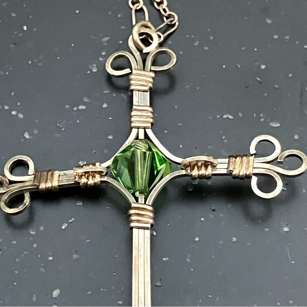 Delicate Filigree Stamped 925 Sterling Peridot Cross Necklace. EUC. - Picture 2 of 9